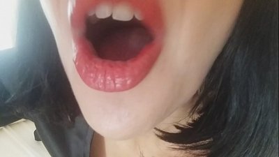 Cari, a to matrigna ùn ti lascia micca andà à a scola oghje... Aghju bisognu di tè troppu...